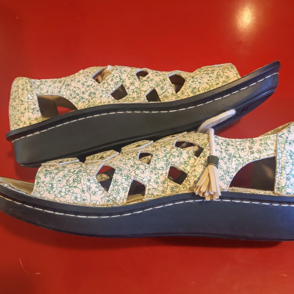 Size 8.5 Alegria Sandals